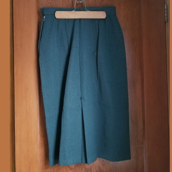 Vintage 50s/earlier, button accent pockets, back slit, A-line skirt, St. Michael - Picture 2 of 6
